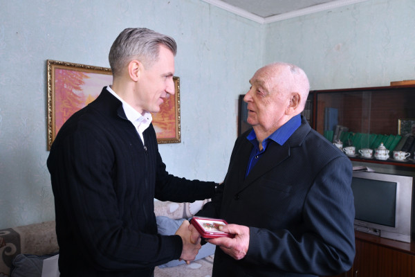 Василий Анохин вручил юбилейную медаль ветерану из Ельни Василий Анохин вручил юбилейную медаль ветерану из Ельни
