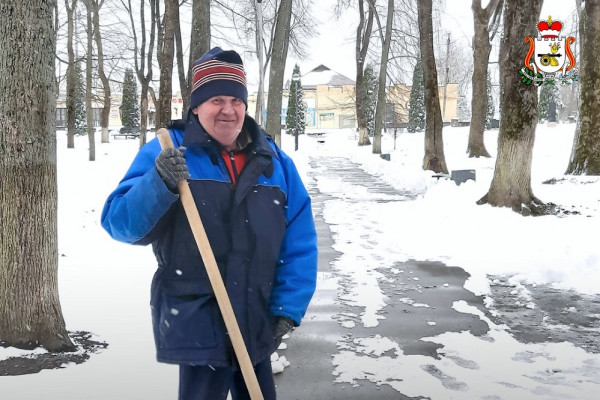 Работают круглосуточно: борьба со снежной стихией в Смоленской области