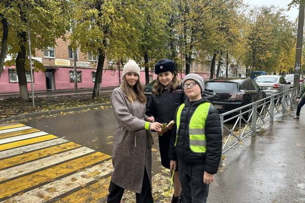 В Смоленске ГИБДД и школьники провели совместную акцию