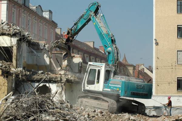 В Смоленске происходит демонтаж незаконных торговых киосков