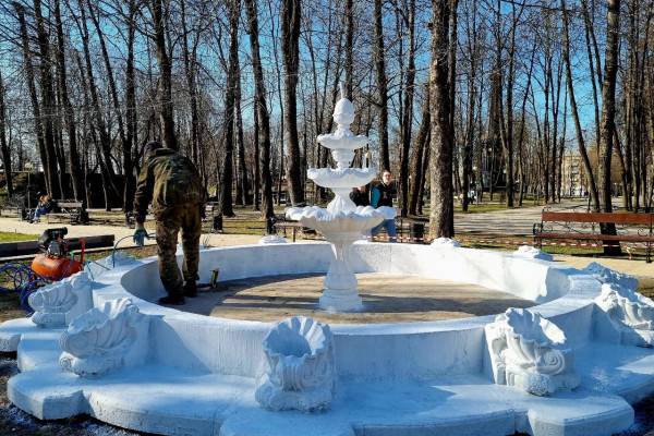Подготовка смоленских фонтанов к лету идет полным ходом Подготовка смоленских фонтанов к лету идет полным ходом
