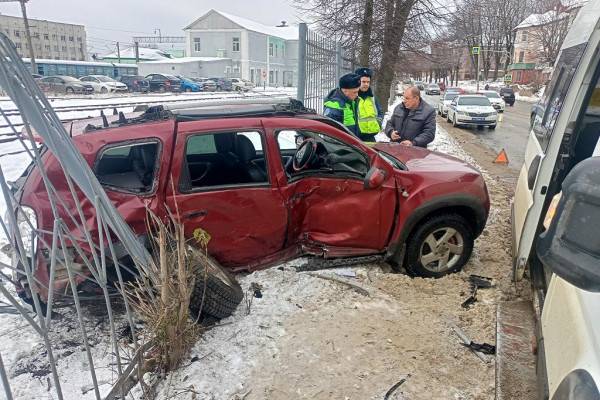 В Смоленске Renault Duster врезался в маршрутку Peugeot
