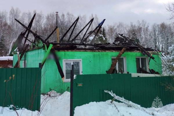 В Ярцеве спасатели тушили пожар в двухквартирном доме