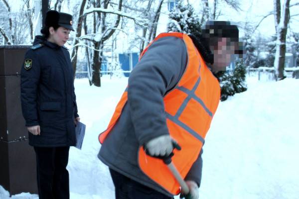 Смолянин убирал снег с улиц из-за долга по алиментам