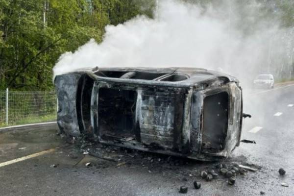 На трассе М-1 в Смоленском районе «Ниссан» перевернулся и загорелся