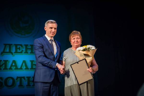 Василий Анохин поздравил социальных работников с профессиональным праздником