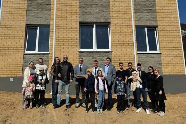 Помощь многодетным: депутат восстановил сгоревший дом семьи Поляковых