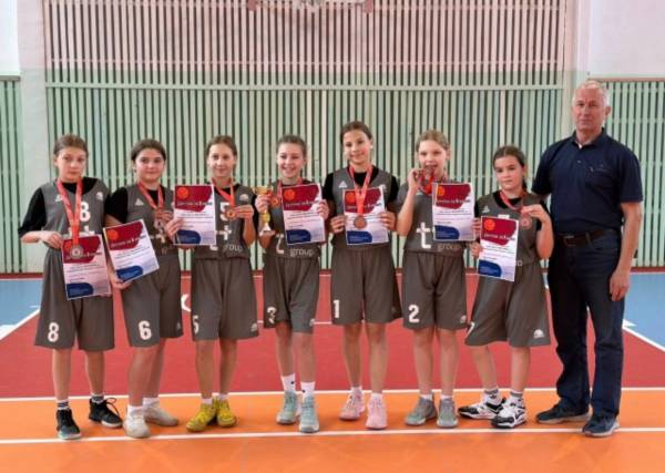 Юные баскетболистки из Рославля завоевали бронзу на турнире в Великих Луках