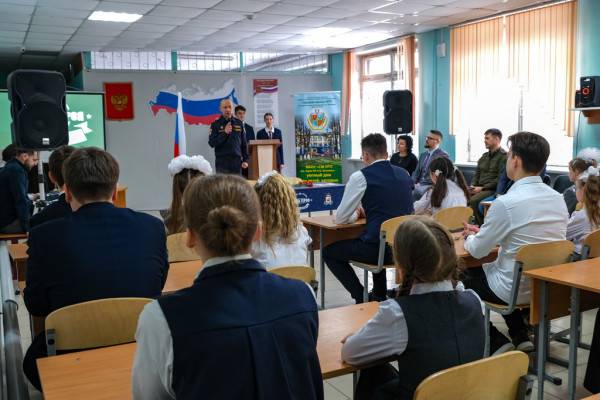 В средней школе №17 города Смоленска открыли «Парту Героя» имени Алексея Буханова, сотрудника СОБР, майора милиции, удостоенного звания Героя Российской Федерации посмертно за мужество и героизм при исполнении служебного долга в Северо-Кавказском регионе в 2003 году. В церемонии приняли участие смоленские росгвардейцы. Право сидеть за этой партой предоставляется ученикам, которые достигли успехов в учёбе и активно участвуют в жизни школы. В средней школе №17 города Смоленска открыли «Парту Героя» имени Алексея Буханова, сотрудника СОБР, майора милиции, удостоенного звания Героя Российской Федерации посмертно за мужество и героизм при исполнении служебного долга в Северо-Кавказском регионе в 2003 году. В церемонии приняли участие смоленские росгвардейцы. Право сидеть за этой партой предоставляется ученикам, которые достигли успехов в учёбе и активно участвуют в жизни школы.