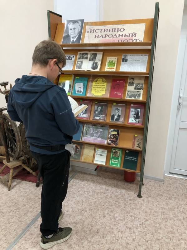 Выставка к юбилею Твардовского в детской библиотеке