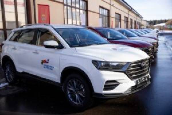 Смоленские ветераны СВО получили автомобили с ручным управлением Смоленские ветераны СВО получили автомобили с ручным управлением