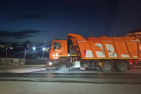 Очистка улиц Смоленска продолжается в круглосуточном режиме