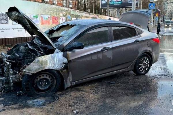 В Смоленске на улице Нормандия-Неман произошло возгорание автомобиля иностранного производства