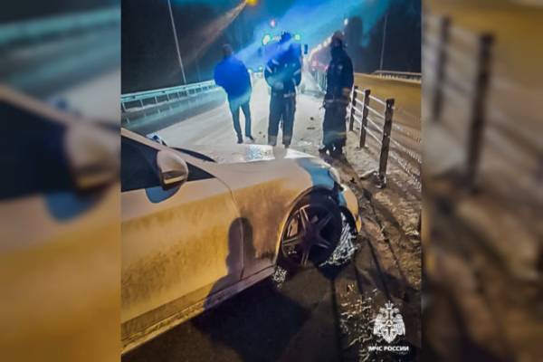 В Смоленске на Рославльском шоссе иномарка врезалась в дорожное ограждение В Смоленске на Рославльском шоссе иномарка врезалась в дорожное ограждение