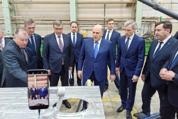 Михаил Мишустин посетил Смоленский авиационный завод