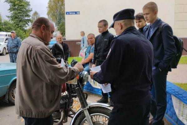 16 жителей Руднянского района зарегистрировали свои авто с помощью передвижного пункта ГИБДД