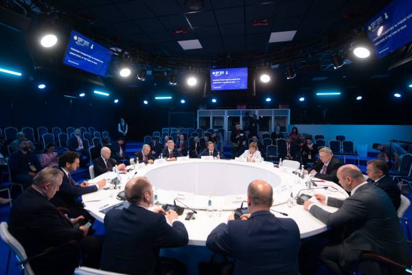 Василий Анохин обсудил сотрудничество России и Беларуси на ПМЭФ