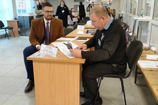 Сенатор РФ от Смоленской области Руслан Смашнёв принял участие в голосовании на выборах президента