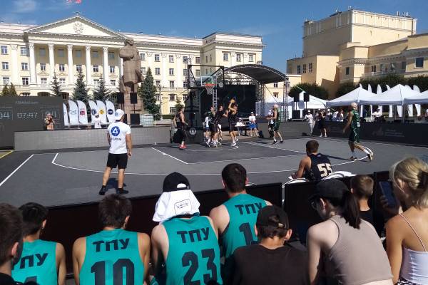 Феерический фестиваль баскетбола проходит на центральной площади Смоленска Феерический фестиваль баскетбола проходит на центральной площади Смоленска