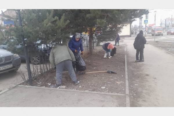 Коммунальные службы Смоленска начали очищать улицы от мусора, который образовался после таяния снега