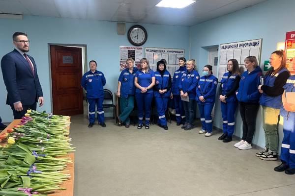 Сенатор поздравил смоленских медиков с 8 Марта Сенатор поздравил смоленских медиков с 8 Марта