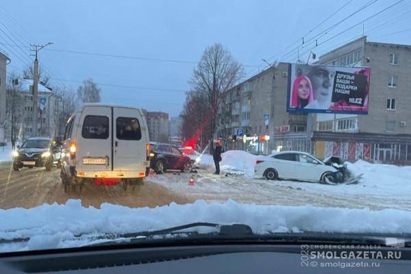 Утром в Смоленске на улице Николаева произошла авария
