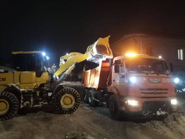 Активная уборка снега в Рославле: совместные усилия администрации и горожан