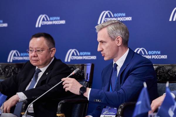 Василий Анохин озвучил идеи по улучшению инфраструктуры и строительству жилья на Смоленщине на встрече форума «Строим Россию!»