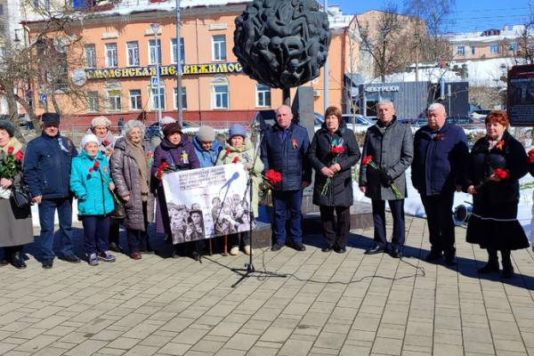 Мемориальная акция в Смоленске в честь Международного дня освобождения узников концлагерей Мемориальная акция в Смоленске в честь Международного дня освобождения узников концлагерей