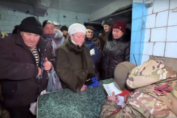 Штурмовики группировки «Юг» оказывают гуманитарную помощь мирным жителям в зоне СВО Штурмовики группировки «Юг» оказывают гуманитарную помощь мирным жителям в зоне СВО