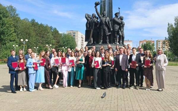 Выпускники школ получают награды за успехи на экзаменах