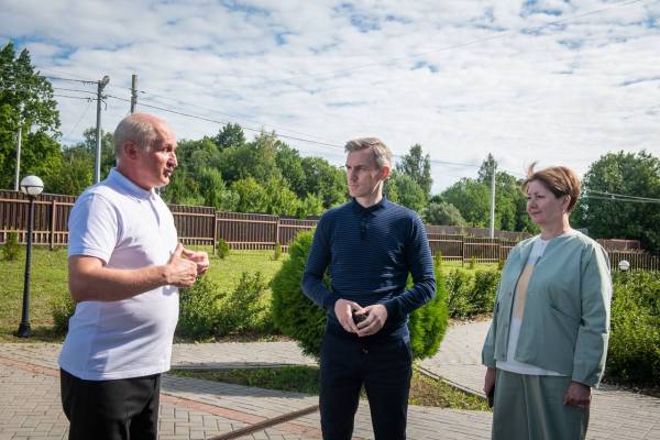 Василий Анохин проверил работу образовательных учреждений Новодугинского района