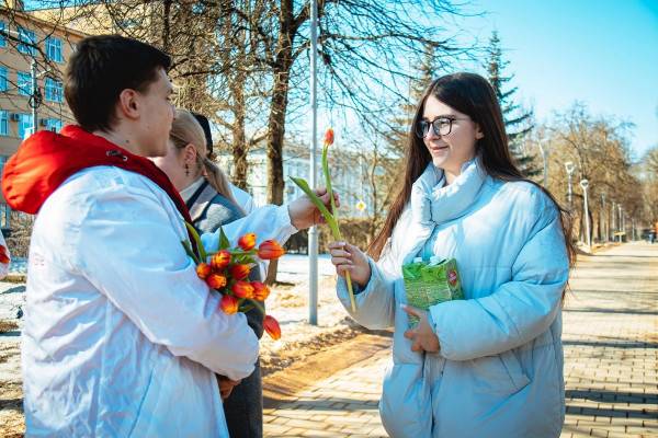 В Смоленске добровольцы поздравили женщин и девушек с Международным женским днем