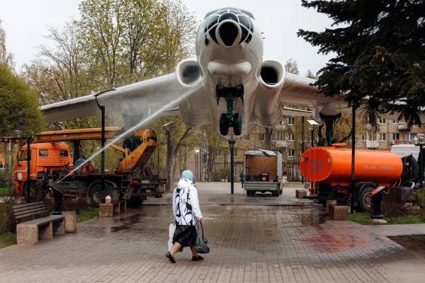 В сквере на Багратиона в Смоленске помыли памятник самолету ТУ-16