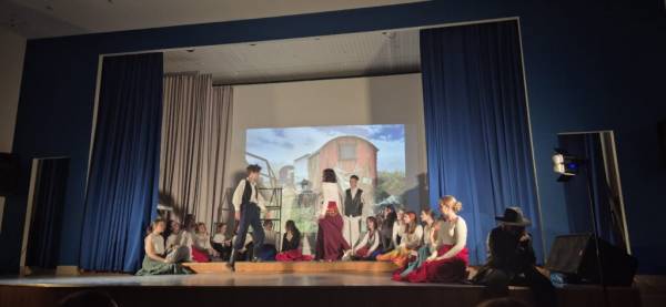 Постановка 'Горький' в театре-студии 'Вишневый пирог'