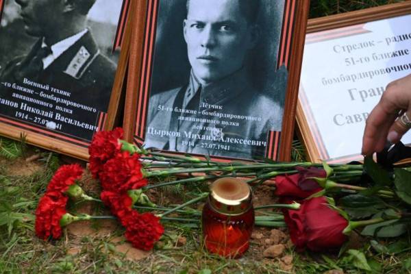 В Ярцеве прошло прощание с найденными поисковиками погибшими летчиками