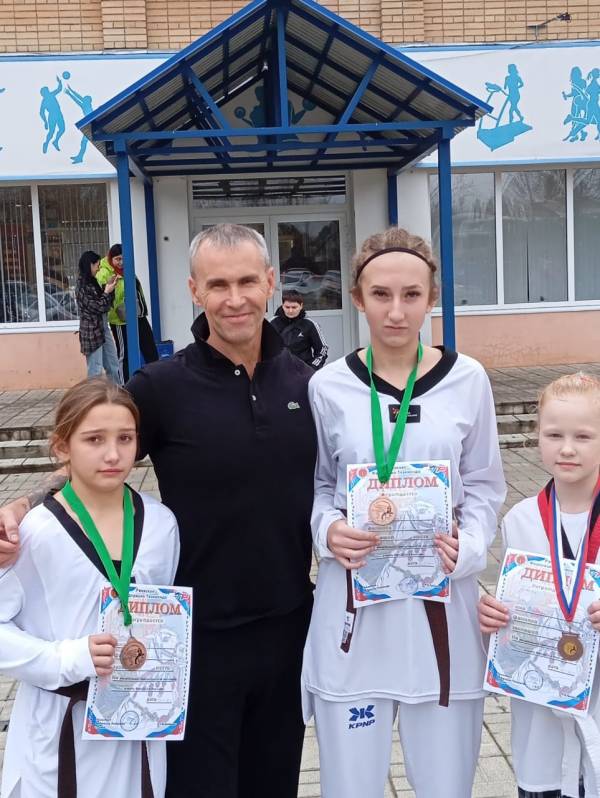 Рославльские спортсмены успешно выступили на турнире по тхэквондо в Ржеве