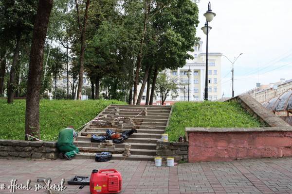 В центре Смоленска благоустраивают сквер 