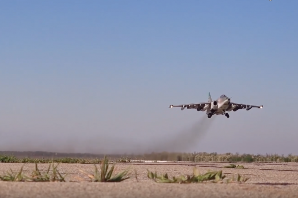 Штурмовики Су-25 нанесли удар по замаскированной технике ВСУ