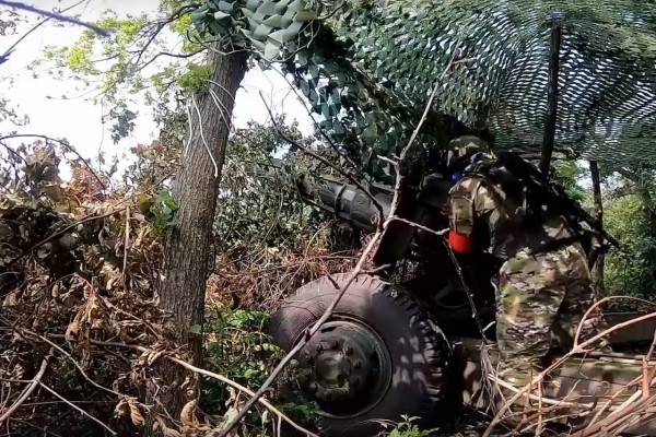 На Краснолиманском направлении расчет орудия Д-20 точным выстрелом уничтожил БМП противника