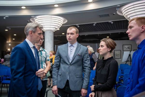 Василий Анохин рассказал о действующих в регионе мерах поддержки специалистов