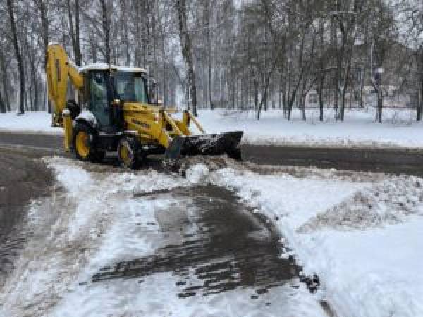 Усиленная работа дорожных служб по расчистке дорог от снега