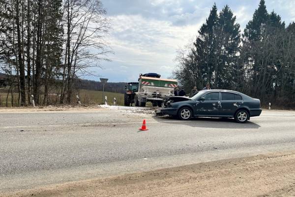ДТП в Смоленской области: пострадавшие в аварии с трактором и Skoda ДТП в Смоленской области: пострадавшие в аварии с трактором и Skoda