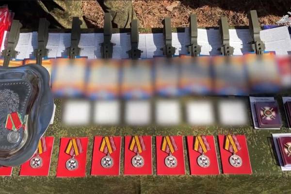 В зоне проведения СВО наградили отличившихся артиллеристов