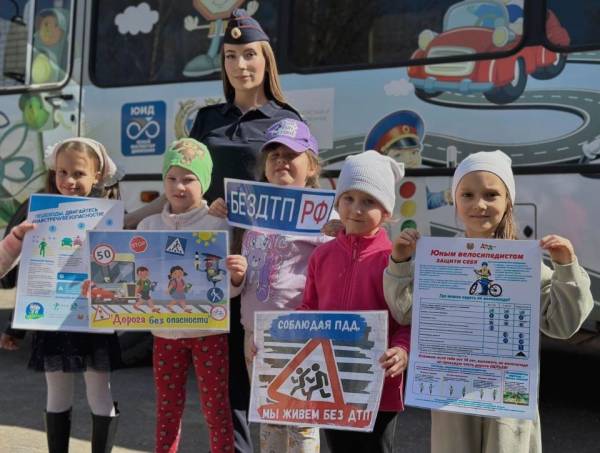 Акция ГИБДД Смоленска 'Дети за безопасность на дорогах!'