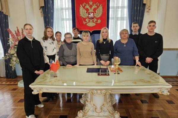 Смоленским школьникам устроили экскурсию в ЗАГС