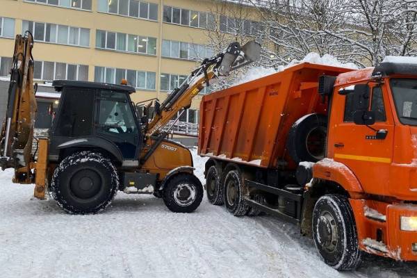 В течение нескольких дней в Смоленске было вывезено около 12 000 тонн снега