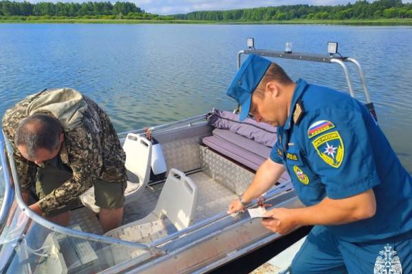 Спасатели из патрульных групп МЧС России проверяют водоемы в Смоленской области