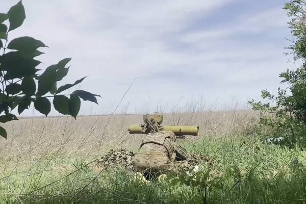 На Сватовском направлении российские военнослужащие уничтожили бронетранспортёр и опорный пункт ВСУ