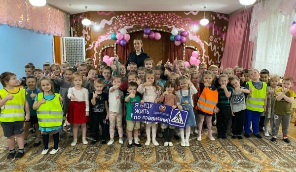 Дошкольники учатся дорожной безопасности вместе с ГИБДД